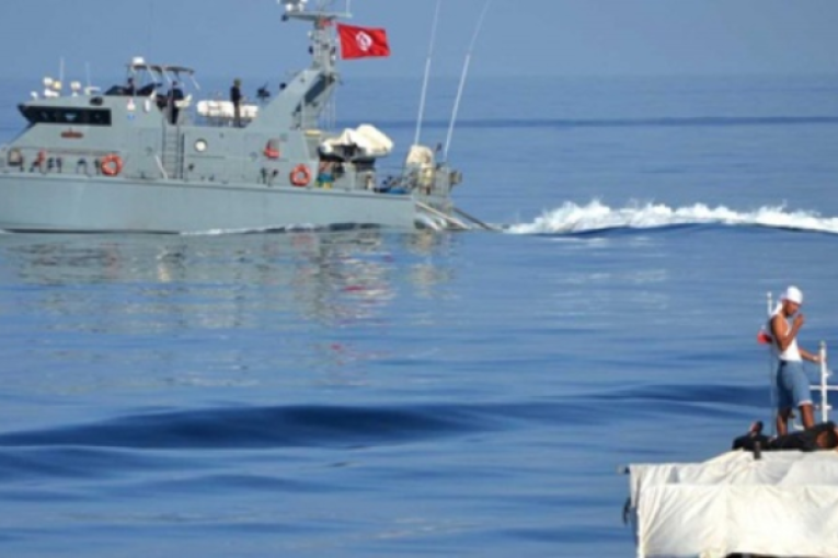 المنستير: انقاذ 22 مهاجرا غير شرعي تعطل مركبهم بجزيرة قوريا