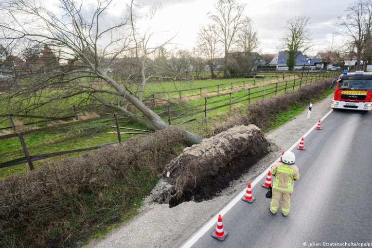 بعد عواصف عنيفة ضربت أوروبا : قتلى وجرحى في فرنسا و إيطاليا و النمسا