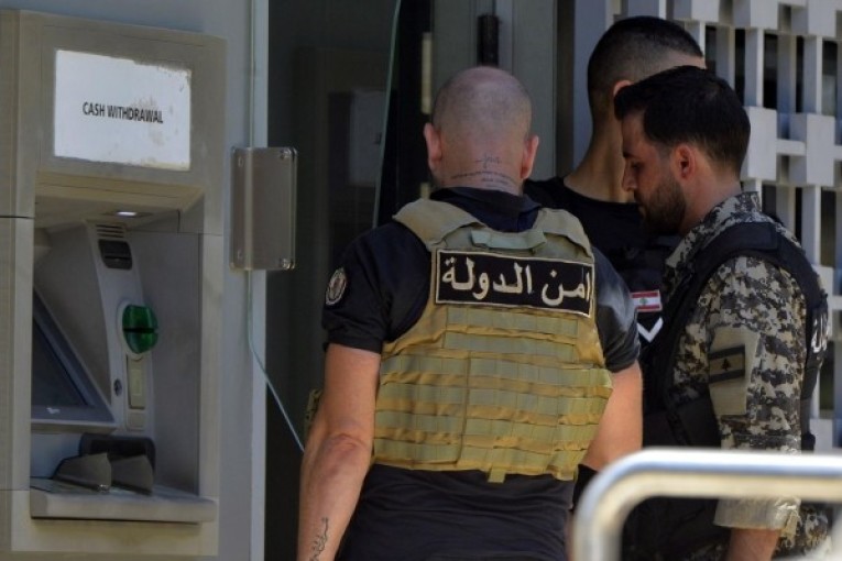 طالب باسترداد ودائعه.. مسلّح يحتجز رهائن داخل مصرف في لبنان