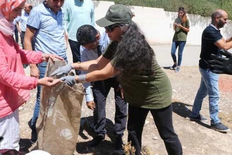 وزيرة البيئة تدعو خلال حملة نظافة بجندوبة الشماليّة الى حماية المدن من التلوّث وتثمين التنوّع البيئي