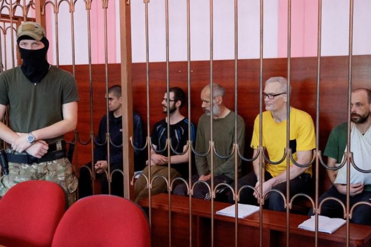 محكمة في دونيتسك تتهم 5 أجانب بأنهم مرتزقة و3 يواجهون الإعدام