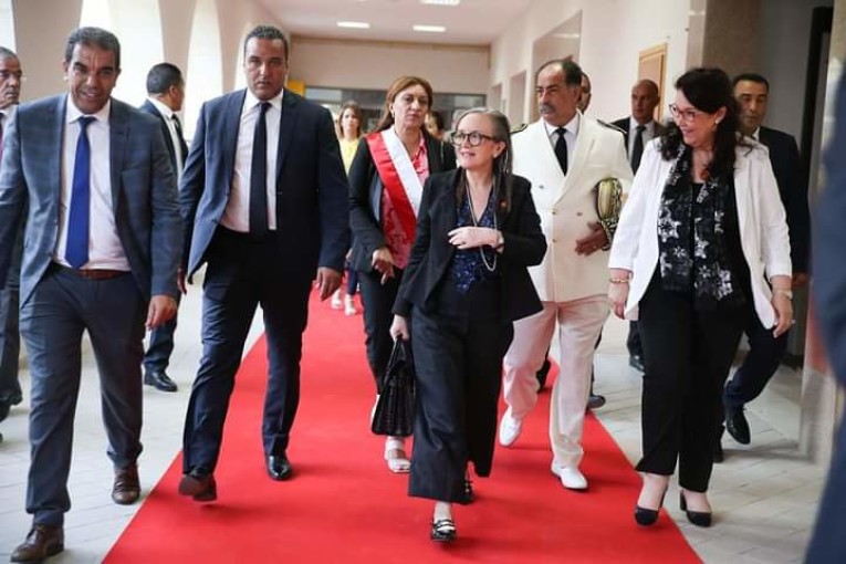 رئيسة الحكومة تفتتح معرض الفن الحديث والمعاصر