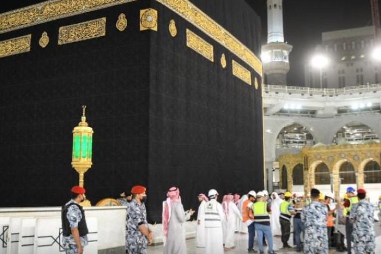 رفع الحواجز الوقائية حول الكعبة المشرّفة