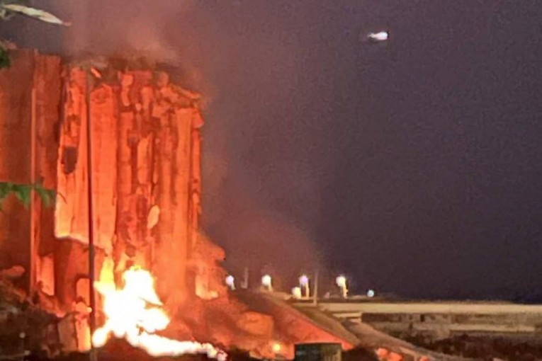 انهيار أجزاء جديدة من صوامع مرفأ بيروت