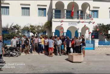 نابل: وقفة احتجاجية امام مقر الولاية تضامنا مع أعوان بلدية قربة بعد ايداعهم السجن