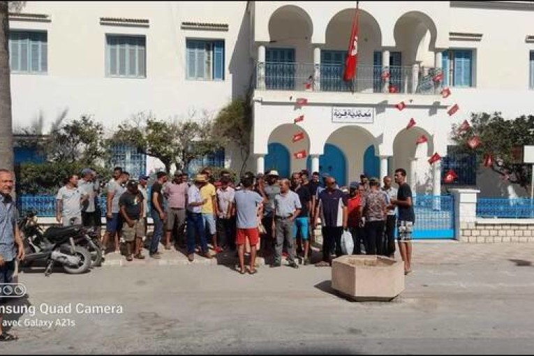 نابل: وقفة احتجاجية امام مقر الولاية تضامنا مع أعوان بلدية قربة بعد ايداعهم السجن