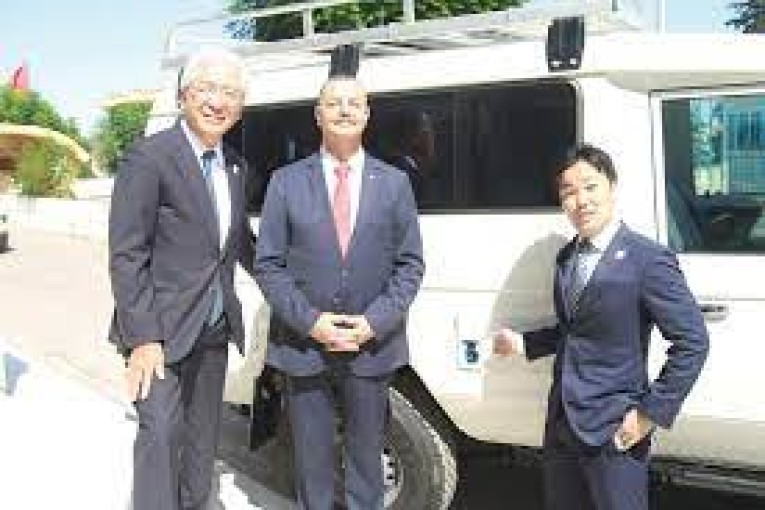 وزارة الصحة تتسلّم من اليابان سيارة تبريد كهربائية لنقل اللقاحات والأدوية