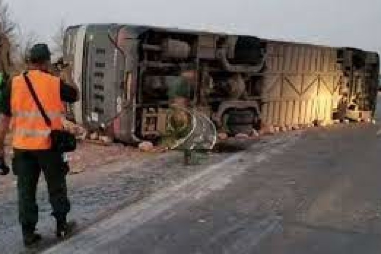 الجزائر: 10 قتلى و 42 جريحًا في حادث انقلاب حافلة