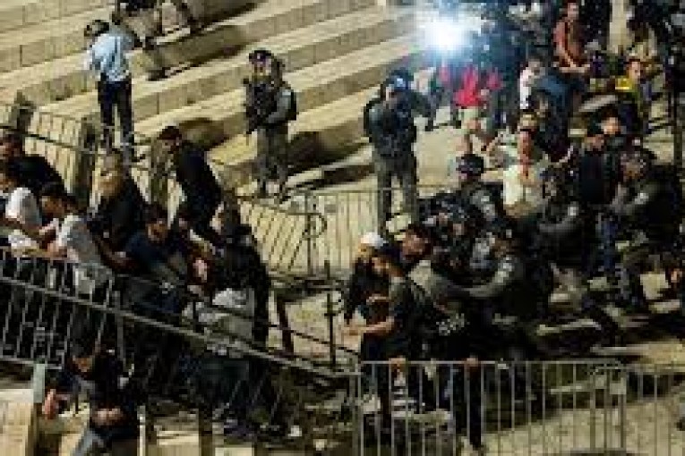 ارتفاع عدد الشهداء الفلسطينيين وحملة اعتقالات واسعة