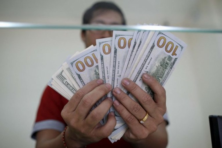 الدولار يتراجع قليلا مع ترقب المستثمرين بيانات التضخم الأمريكية