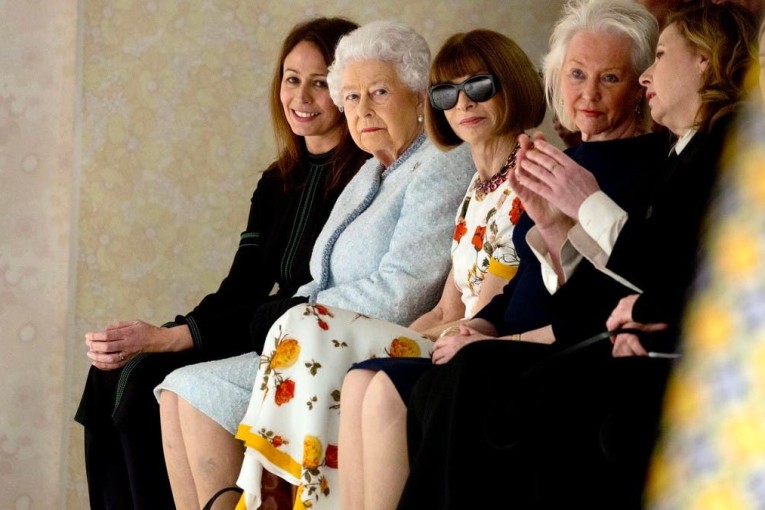 أسبوع لندن للموضة يُعلّق فعالياته في يوم وداع الملكة