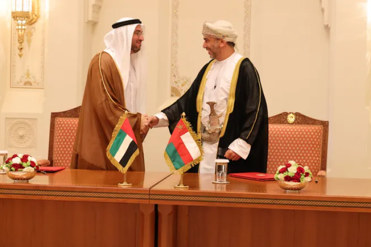 عمان والإمارات توقعان اتفاقية لاستثمار 3 مليارات دولار في شبكة سكك حديدية