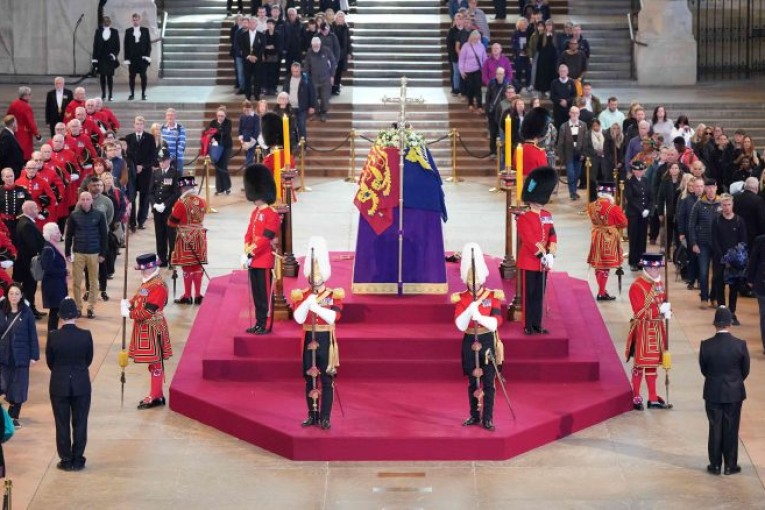 نعش الملكة إليزابيث.. منع وفد حكومي صيني من إلقاء نظرة الوداع