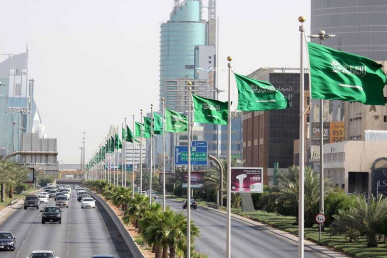 قانوني سعودي يوضح عقوبة دعم التحديات لكسب المال في “التيك توك”