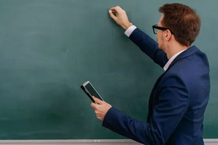 قفصة: أكثر من 300 أستاذ زائد عن النصاب‎‎