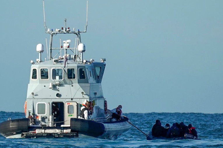 انتشال 6 جثث وإنقاذ 107 مهاجرين غير نظاميين