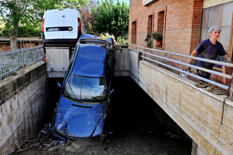 فيضانات إيطاليا.. مقتل 10 أشخاص والبحث عن مفقودين