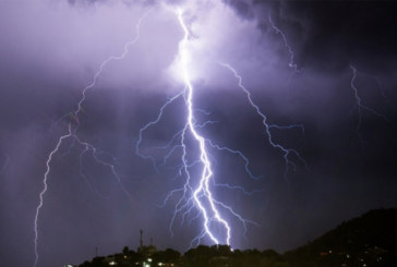 أمطار رعدية وصواعق بعد الظهر