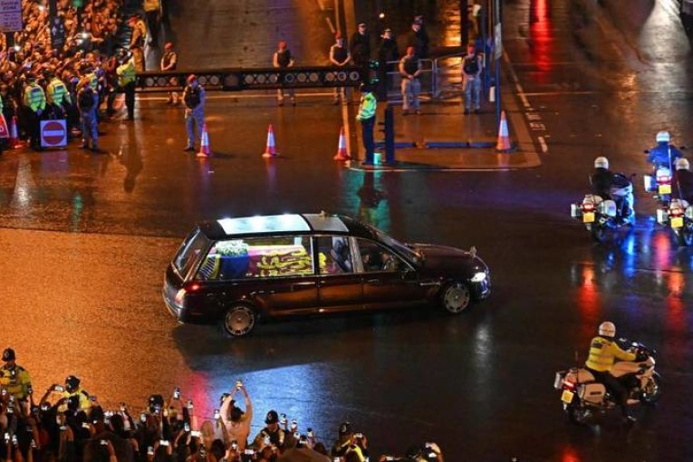 جثمان الملكة إليزابيث يصل إلى لندن.. ومئات الآلاف ينتظرون الوداع الأخير