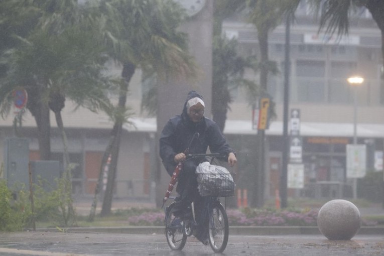 اليابان: إعصار يضرب البلاد مخلفا إنهيارات أرضية وقتيلين