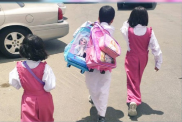 صورة عفويّة لطفل يحمل حقيبتيْ أختيْه تُثير تفاعلاً في السعودية