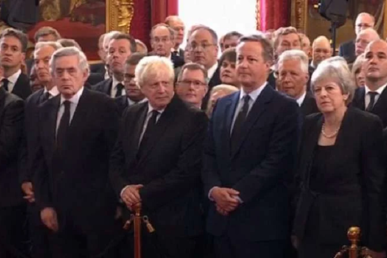 التوقيع على إعلان تشارلز الثالث ملكا رسميا لبريطانيا