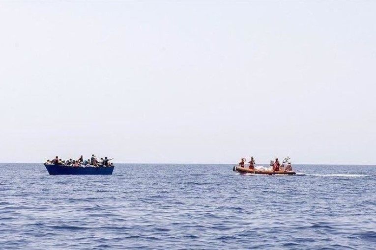 قبرص تساعد في انقاذ 300 مهاجر على متن زورق متجه الى إيطاليا