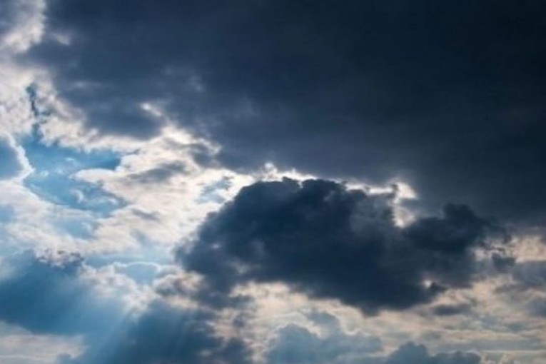 الليلة: صحو مرتقب بعد النشاط المحلي للسحب الرعدية والحرارة بين 27 و35 درجة