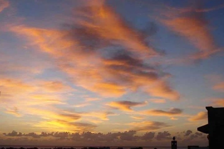 طقس قليل السحب بأغلب الجهات ليلا