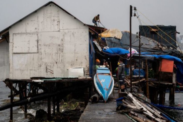 تعليق العمل والدراسة بالفلبين بسبب الإعصار نورو