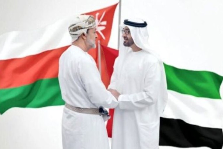 الرئيس الإماراتي يصل مسقط.. وسلطان عمان في مقدمة مستقبليه