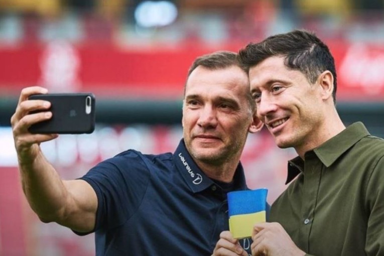 ليفاندوفسكي يتعهد بارتداء العلم الأوكراني في مونديال 2022