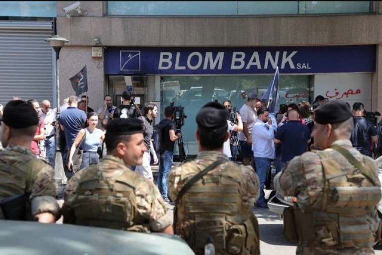مودعة مسلحة تغادر مصرفا في لبنان بعد حصولها على 13 ألف دولار