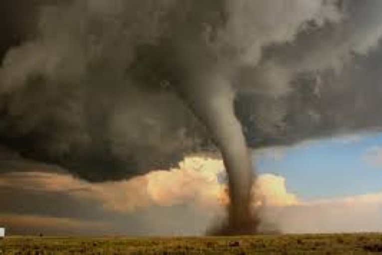 إعصار نانمادول يعوق حركة المرور الجوية والبرية في اليابان