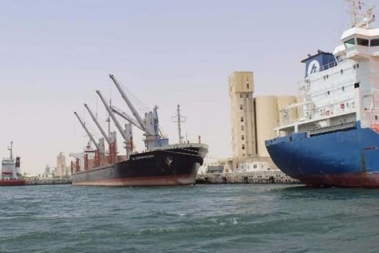 بنزرت: تواصل عمليات إفراغ شحنة السكر القادمة من الهند في انتظار وصول 27300 طن من السكر البني