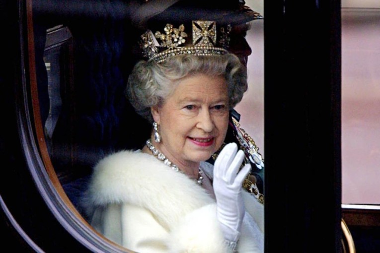 وسط تأهب أمني لوداع الملكة.. طعن شرطيين في قلب لندن