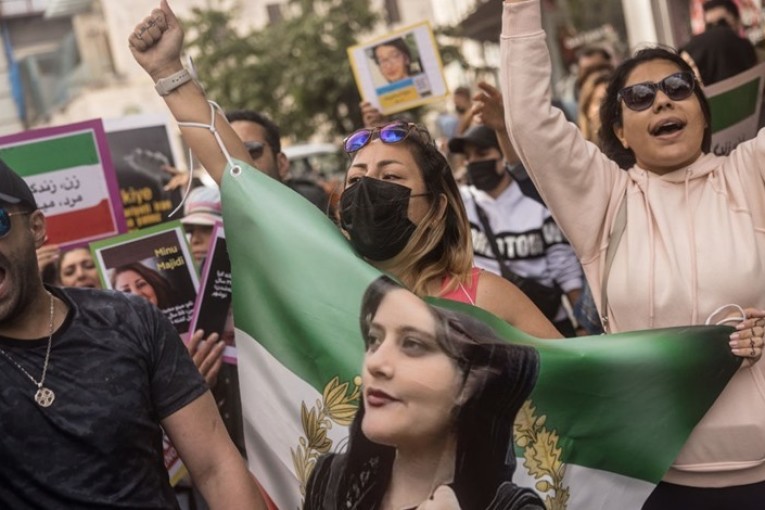 فرنسا تحث رعاياها على مغادرة إيران