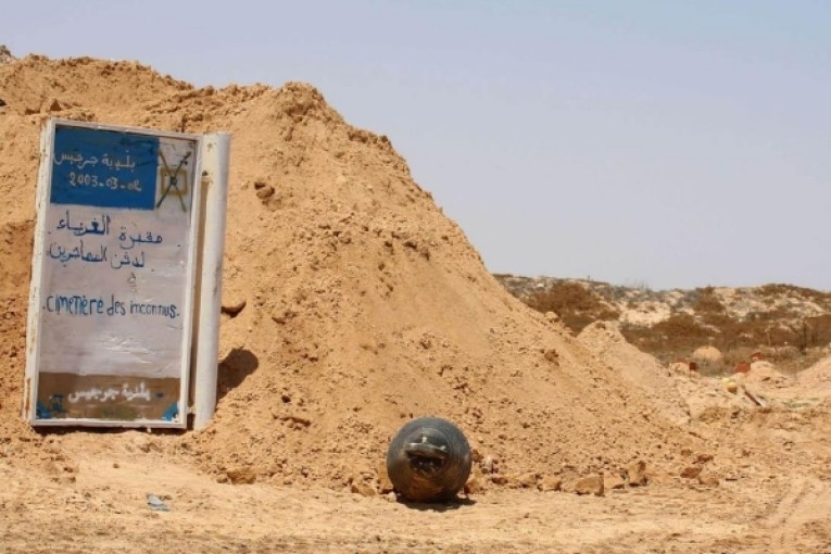 فاجعة جرجيس: الهلال الأحمر التونسي ينفي علاقته بدفن الضحايا في مقبرة الغرباء