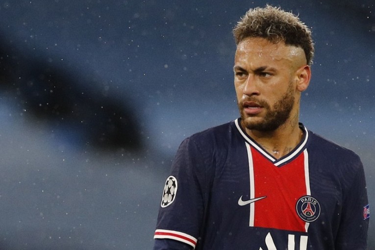 نيمار يدافع عن مواطنه في الدور الانقليزي