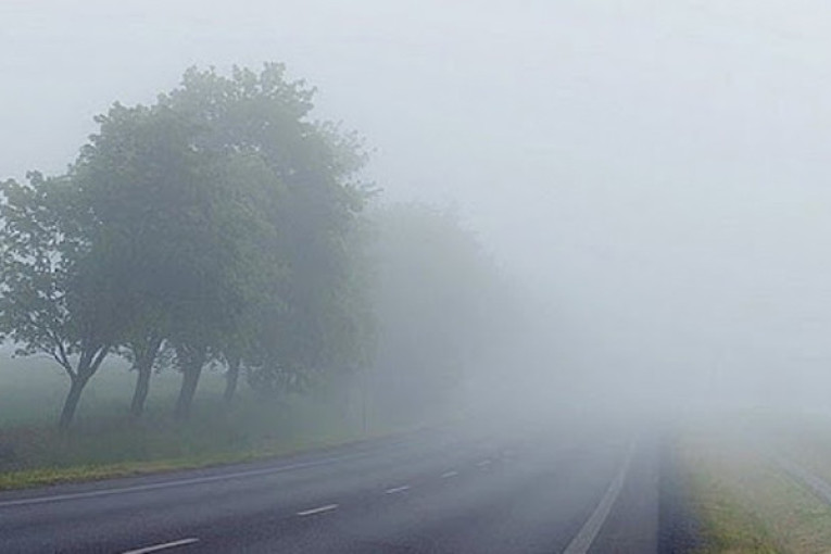 اليوم: ضباب كثيف خاصة بالمنخفضات والمناطق المجاورة للسدود والغابات والأودية مما يتسبّب في انخفاض مدى الرؤية الأفقيّة