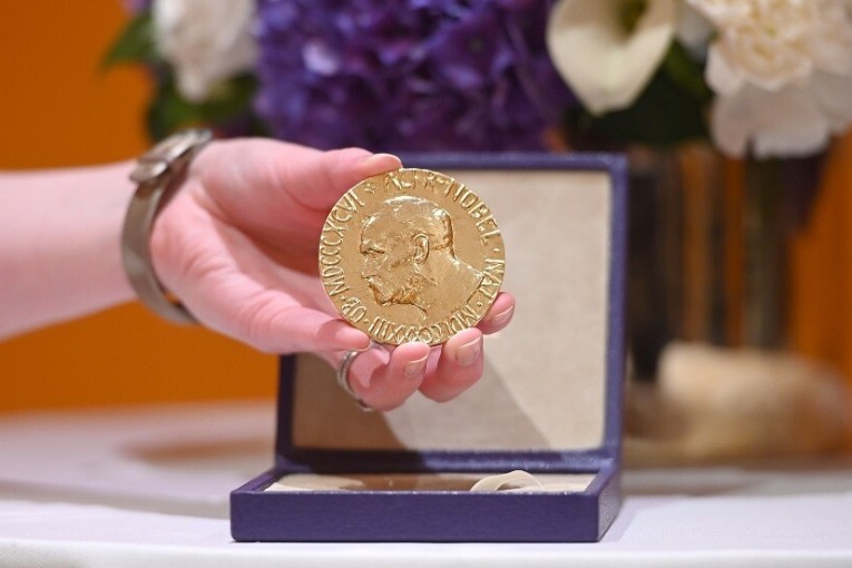 أعلنت اللجنة القائمة على جوائز نوبل عن اسم الفائز بالجائزة عن فئة الطب لهذه السنة.