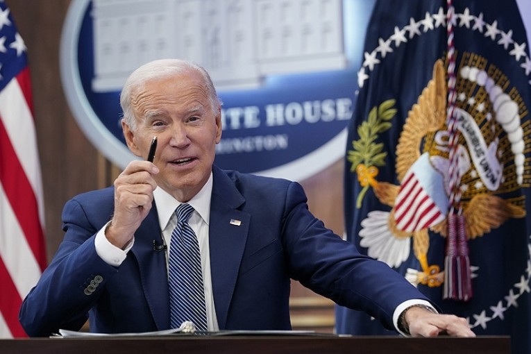 بايدن يتوعد السعودية بـ”عواقب” بعد قرارها خفض إنتاج النفط