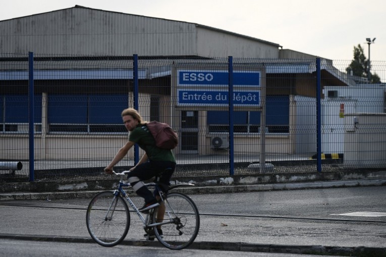 الحكومة الفرنسية تصدر أمرا إلى عمال واحدة من مصافي النفط المتوقفة بالعودة إلى العمل
