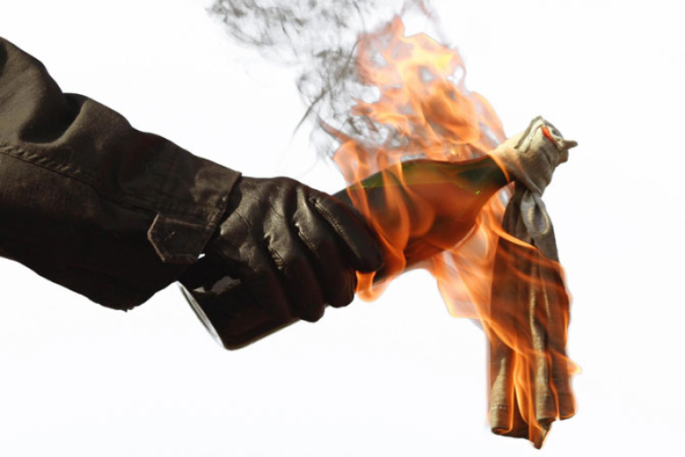 الاحتفاظ بـ4 تلاميذ في الجديدة بعد حجز 18 قارورة مولوتوف و’كشف مخطّط للفوضى والتخريب’