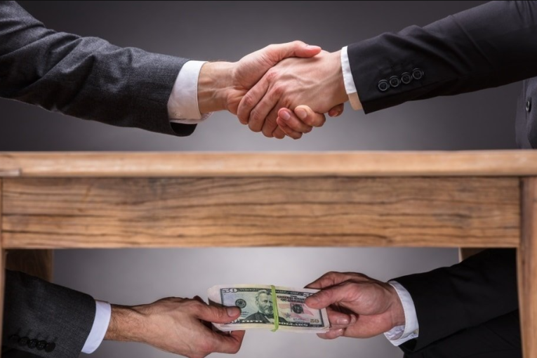 العاصمة: الإحتفاظ برئيس بلدية من أجل الإبتزاز والإرتشاء