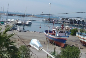 قليبية: استئناف الرفع والانزال لمراكب الصيد بعد ايجاد حل لاشكالية تعطل الرافعة المتنقلة