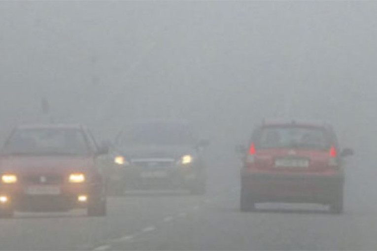 ضباب كثيف يحجب الرؤية بالطريق السيارة أ1