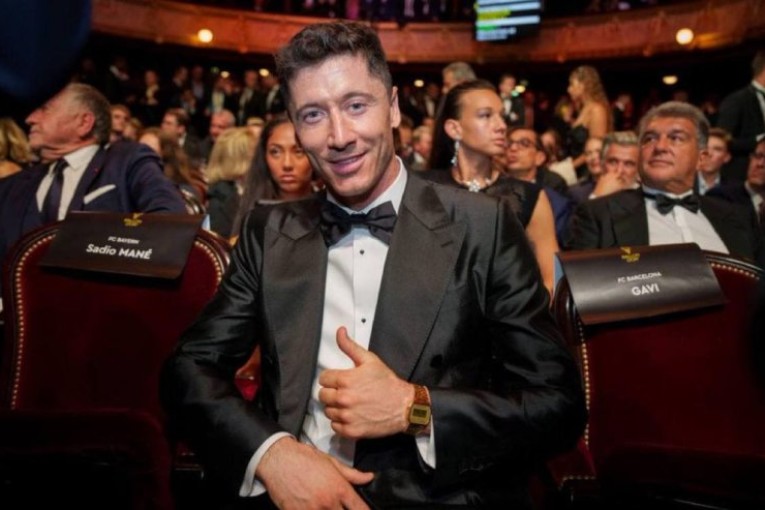 ليفاندوفسكي يفوز بجائزة في حفل الكرة الذهبية