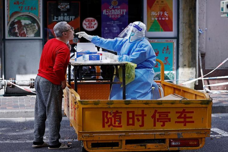 الصين: منطقة شنغهاي تأمر بإجراء اختبارات شاملة لكورونا وفرض الإغلاق