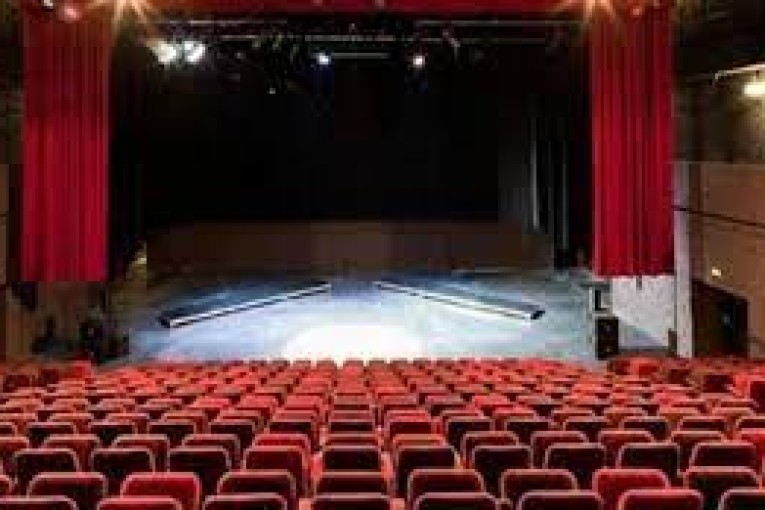 نحو إلغاء تراخيص التصوير والعروض الفنية